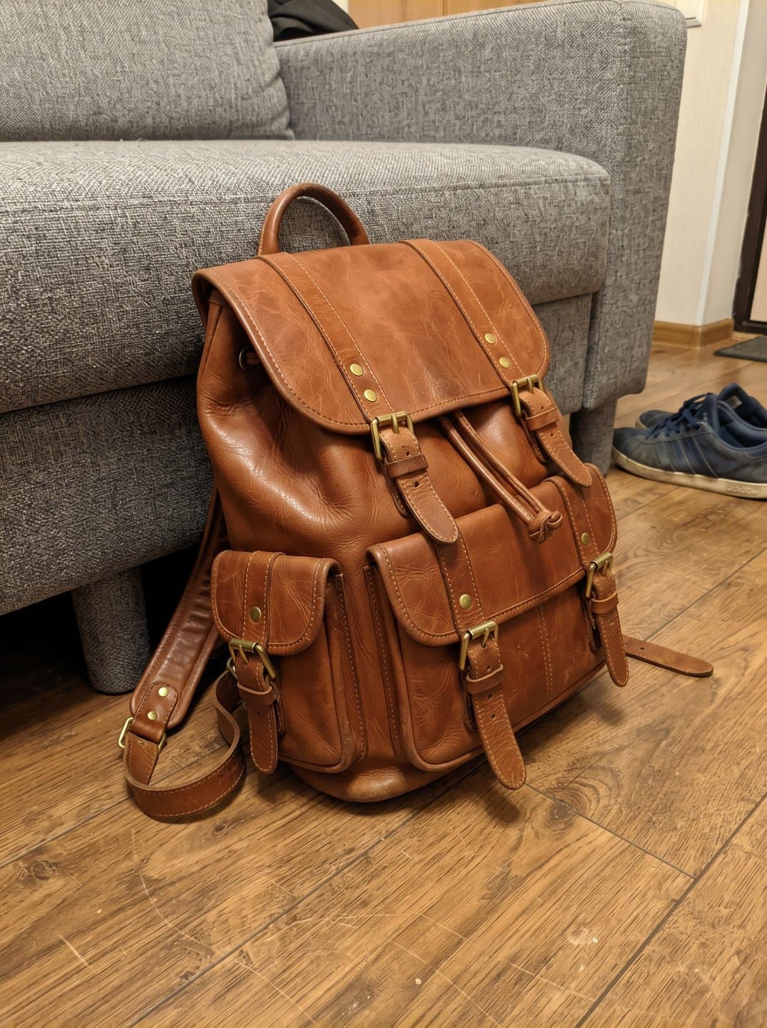 Исходное фото рюкзака для карточки Wildberries, снятое на смартфон дома